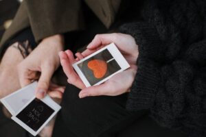 יצירת הזמנה עם תמונה זוגית: טיפים לעיצוב מרהיב